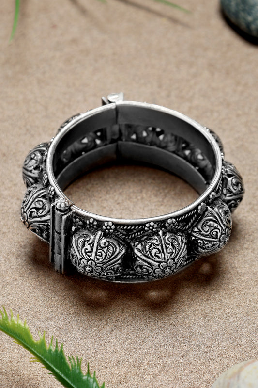 Chitai Silver Hand Cuff